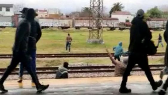Barras bravas de Racing Club atacaron a hinchas del Deportivo Cali con la misión de recuperar una bandera robada en el cilindro por hinchas colombianos. / Gentileza.
