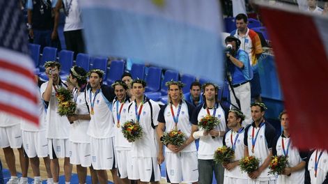 En el olimpo. En Atenas, el básquetbol argentino se consagró campeón olímpico, por encima de Italia y Estados Unidos. / Gentileza.