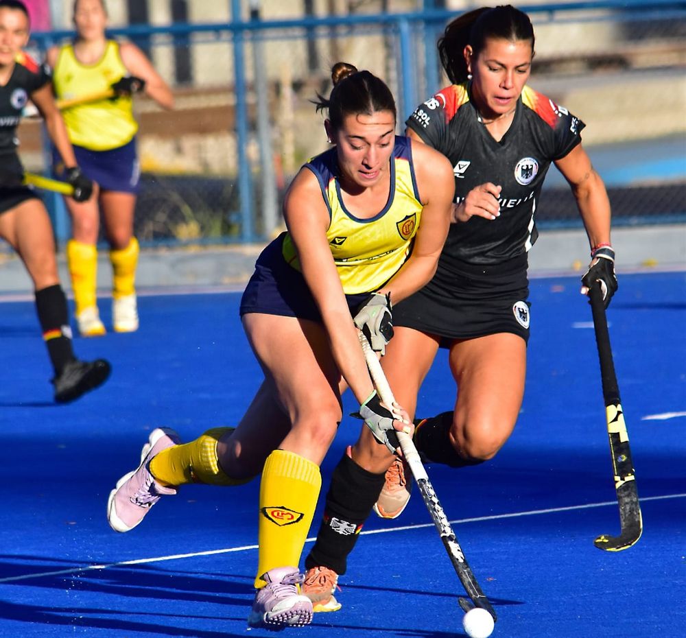Hockey Césped. Uno de los ataques de Leonardo Murialdo en la tarde sabatina. Las orientadas por Leo Lorenzo se llevaron dos puntos desde el estadio de Parque San Vicente.