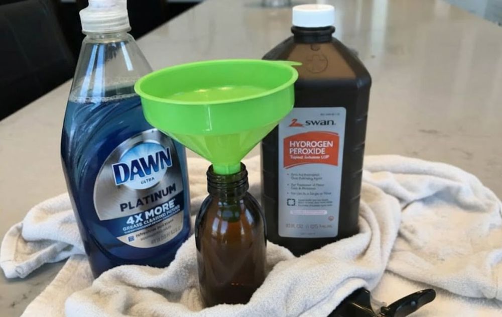 El agua oxigenada debe ser de un volumen bajo para que haga efecto sobre las telas opacas.