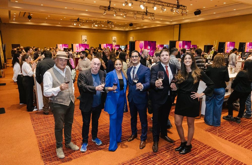 Julio Camsen (presidente directorio grupo HIH), Enrique Chrabolowsky (co-organizador de Alta Gama), Florencia Giamportone (Account manager), Ariel H. Pérez (Gte. Gral. Sheraton Mendoza Hotel y casino), Lucas Bariffo (Gte. De operaciones) y Andrea Rizzo (Responsable de Marketing y Relaciones Públicas)