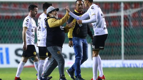 El gesto de los hinchas rivales con Diego Maradona