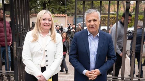 Los Andes | El gobernador Rodolfo Suarez recibió al gobernador electo Alfredo Cornejo y a su vicegobernadora Hebe Casado, compartieron un desayuno de trabajo en la residencia oficial.Foto: Ignacio Blanco / Los Andes