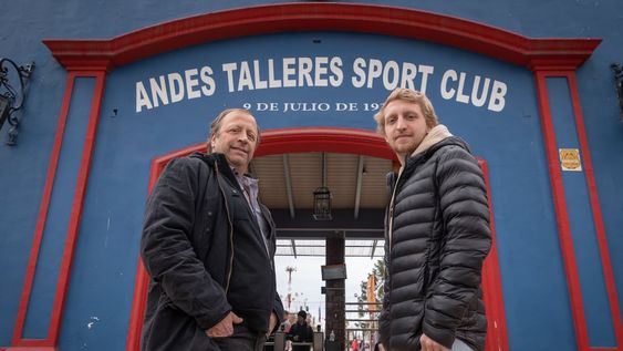 Federico Soldati junto a su hijo Luciano Soldati, dos generaciones campeonas del fútbol de salón de Andes Talleres. Foto: Ignacio Blanco / Los Andes.