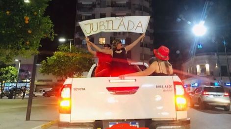 La mujer compartió su alegría por las calles de la capital tucumana.