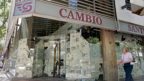 Se abrirá una cadena de comidas en ex Casa Santiago En estos días se tiene previsto la apertura de una casa de alimentos y bebidas, en Catamarca y San Martín de Ciudad, donde funcionó por años Casa de Cambio Santiago /  Foto: Orlando Pelichotti
