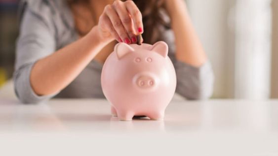 Se debe analizar cuánto dinero se ha ahorrado, cuánto se deseaba ahorrar y cuánto dinero se ha gastado realmente para hacer un balance de ingresos y gastos.