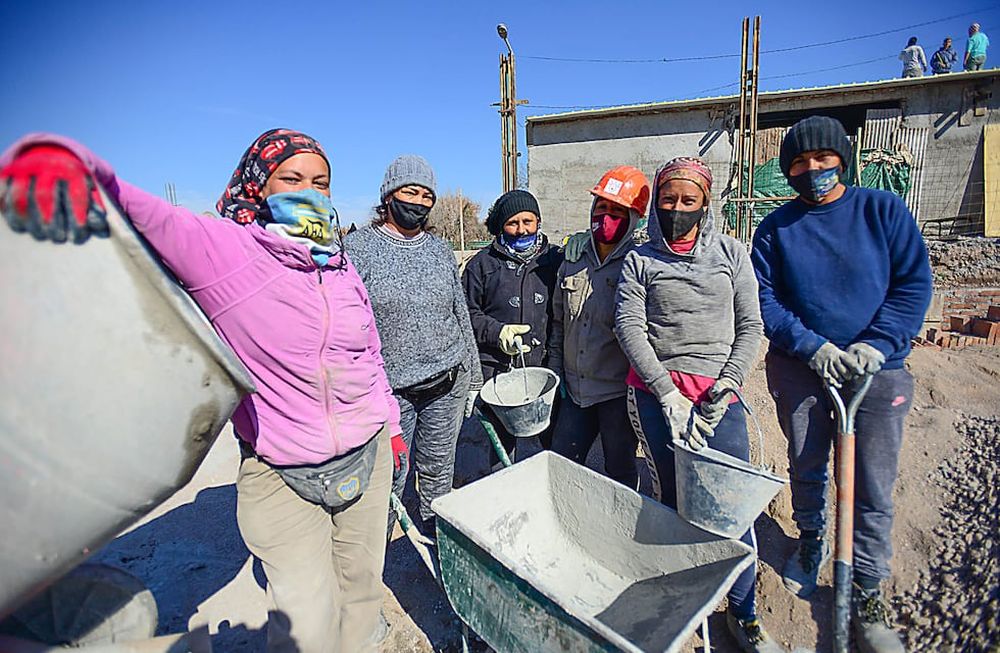 El esfuerzo valdrá la pena, porque en unos meses contarán con instalaciones para contener a los chicos de la zona y allí funcionará también el merendero. Foto: José Gutiérrez / Los Andes