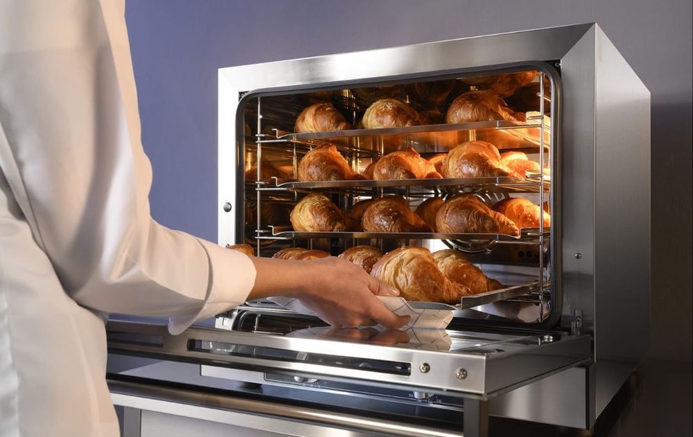 Lo sorprendente de este aparato es que no usa vapor, ni radiación como el microondas y prepara distintos alimentos a la vez.