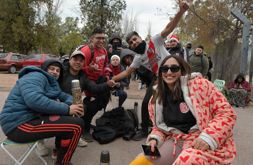 Para dar calorcito. Los fanáticos de River dejaron en claro que ni el frío los para. Los termos con café, una buena opción.Foto:  Orlando Pelichotti
