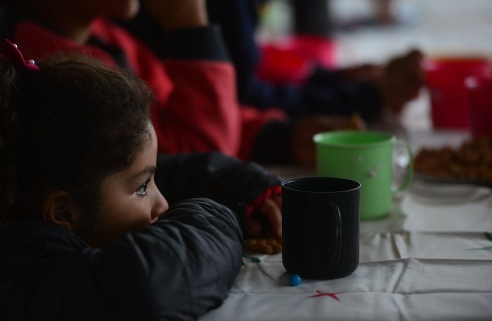 Relatos de pobreza desde el corazón del aula: llegan más chicos con hambre, falta de ropa y sin útiles Docentes y directivos de comunidades vulnerables ven el impacto del deterioro económico y tratan de paliar como pueden, incluso con sus propios recursos. Los pequeños llegan a las aulas con menos higiene por falta de muda de ropa, se repiten las meriendas que les dan o llegan sin haber tenido almuerzo.  Foto: Javier Ferreyra