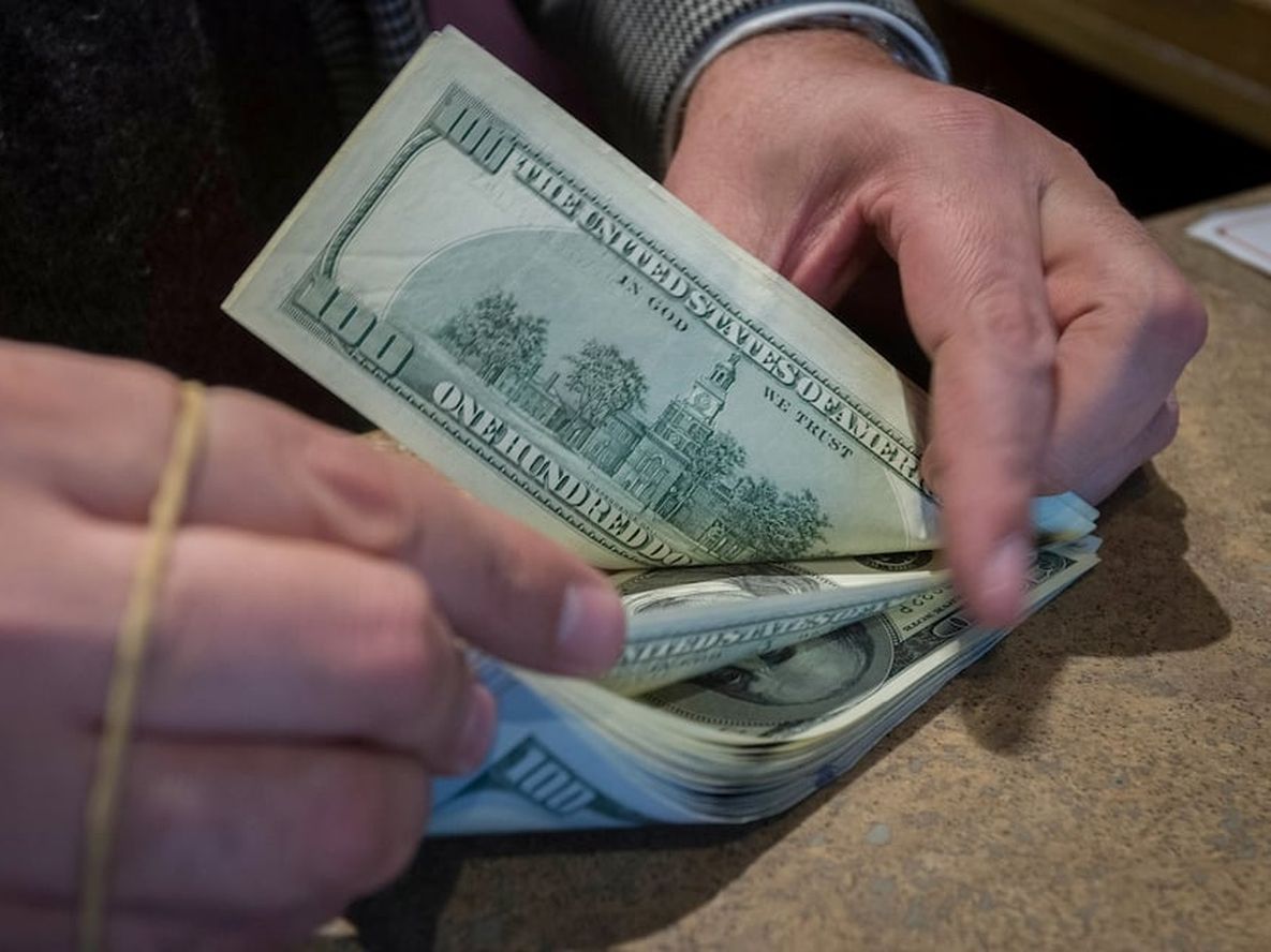 Dólar blue sin piso: ya cotiza abajo del MEP y casi lo mismo que el oficial - Foto Los Andes