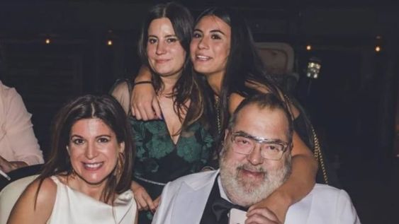 Elba Marcovecchio y Jorge Lanata, en su casamiento, junto a Bárbara y Lola, las hijas del periodista. (Foto: Instagram)