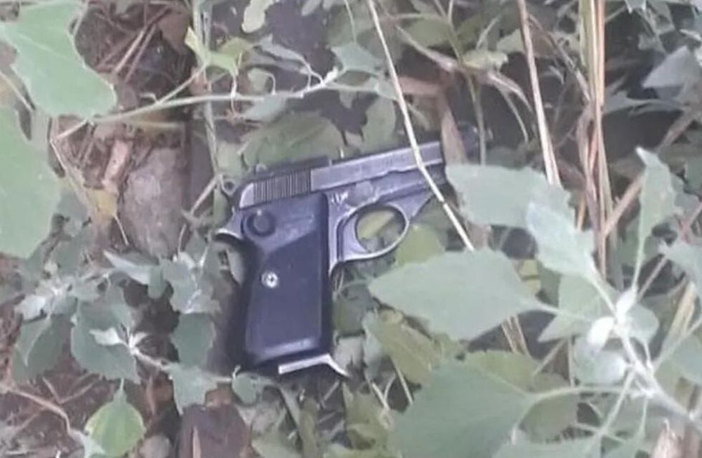 La pistola automática con que el delincuente habría disparado fue encontrada en un descampado del barrio Malvinas Argentinas - Gentileza La Voz.