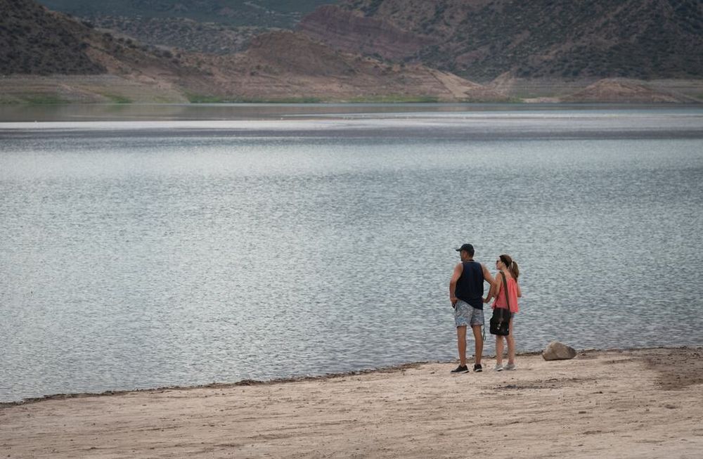 Crisis HídricaPor la sequía, la falta de nevadas y lluvia el Dique Potrerillos en la provincia de Mendoza se encuentra al 60% de su capacidad máximaFoto: Ignacio Blanco / Los Andes