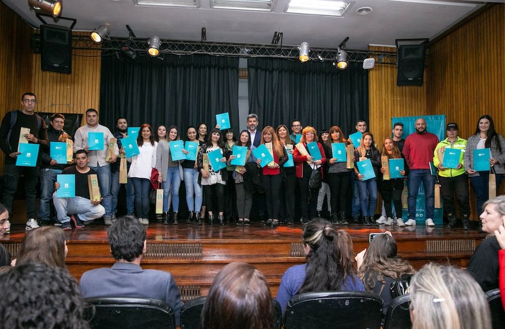 Ulpiano Suarez distinguió a agentes que concursaron cargos