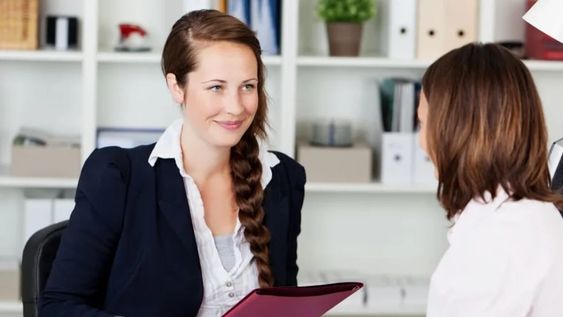 Ingresar al mundo laboral a menudo implica enfrentar entrevistas de trabajo, una experiencia que puede ser desconcertante. Prepárate para enfrentarla con confianza y autenticidad.