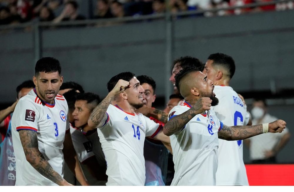Chile sumó la tercera victoria seguida y escaló al quinto puesto en las eliminatorias. (AP)