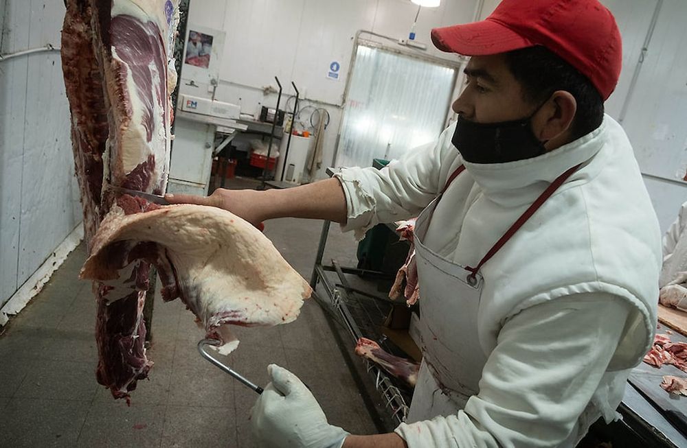 Algunos negocios evalúan la posibilidad de poner un cupo máximo por cliente para evitar el agotamiento de la mercadería antes de la normalización del mercado. / Foto: Ignacio Blanco