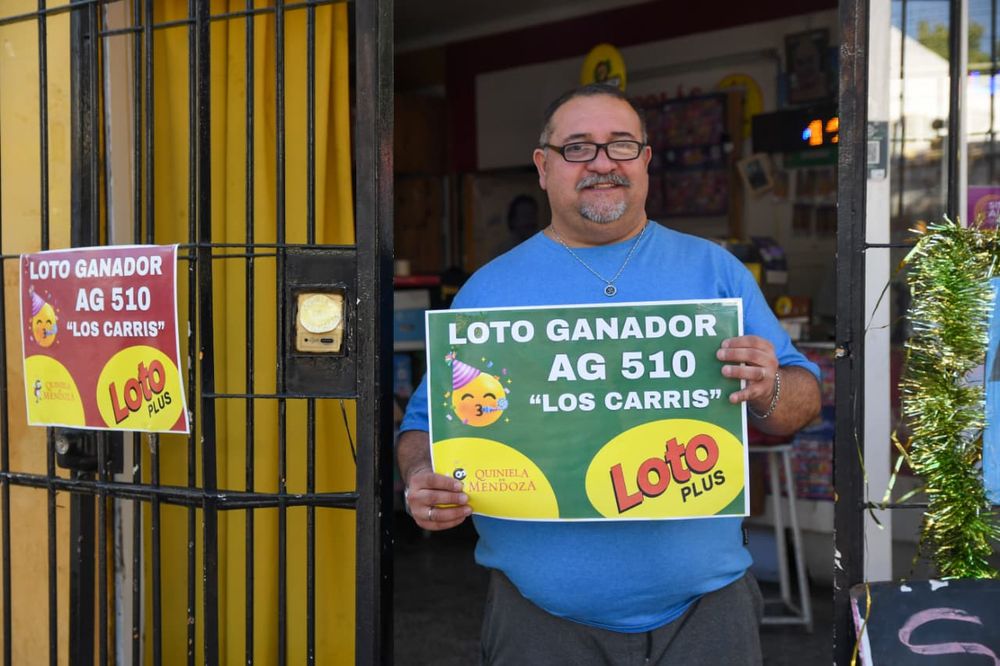 En la foto, el agenciero Germán Carrizo. La agencia N° 510 Los Carris, en Godoy Cruz, donde se vendió el Loto Plus que ganó un jubilado mendocino