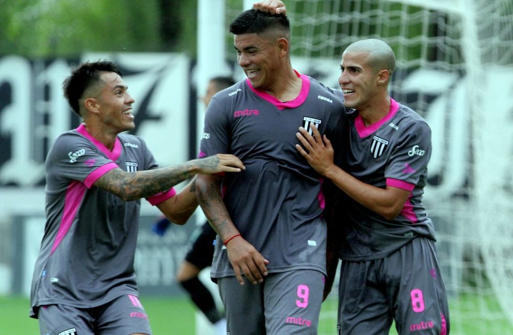 Ahí viene Ramón. Santi González (izq.), Ramón Lentini y Lucas Leguizamón, el juvenil debutante de 19 años, festejan uno de los tantos del goleador de Gimnasia en la gran victoria ante Agropecuario.