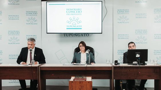 El intendente de Tupungato, Gustavo Aguilera, en el acto de jura de nuevos concejales.&nbsp;