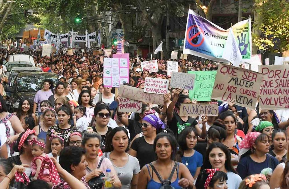 Marcha 8 M en conmemoración del día internacional de la mujer. Miles de mujeres caminaron por las calles de la Ciudad portando carteles, letreros, pancartas y banderas para hacer valer sus derechosFoto:José Gutierrez / Los Andes