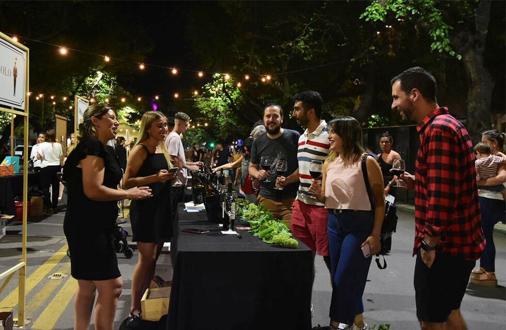 Cientos de etiquetas se ofrecen en la avenida céntrica. Puestos de comida, artesanías y shows completan la oferta. Foto: Mariana Villa / Los Andes