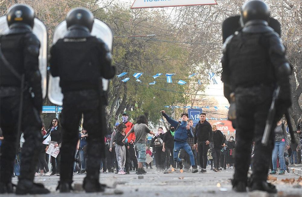 Algunos manifestantes se enfrentaron con la Policía en la desconcentración. Los uniformados tiraron gas lacrimógeno. Foto: José Gutiérrez/ Los Andes