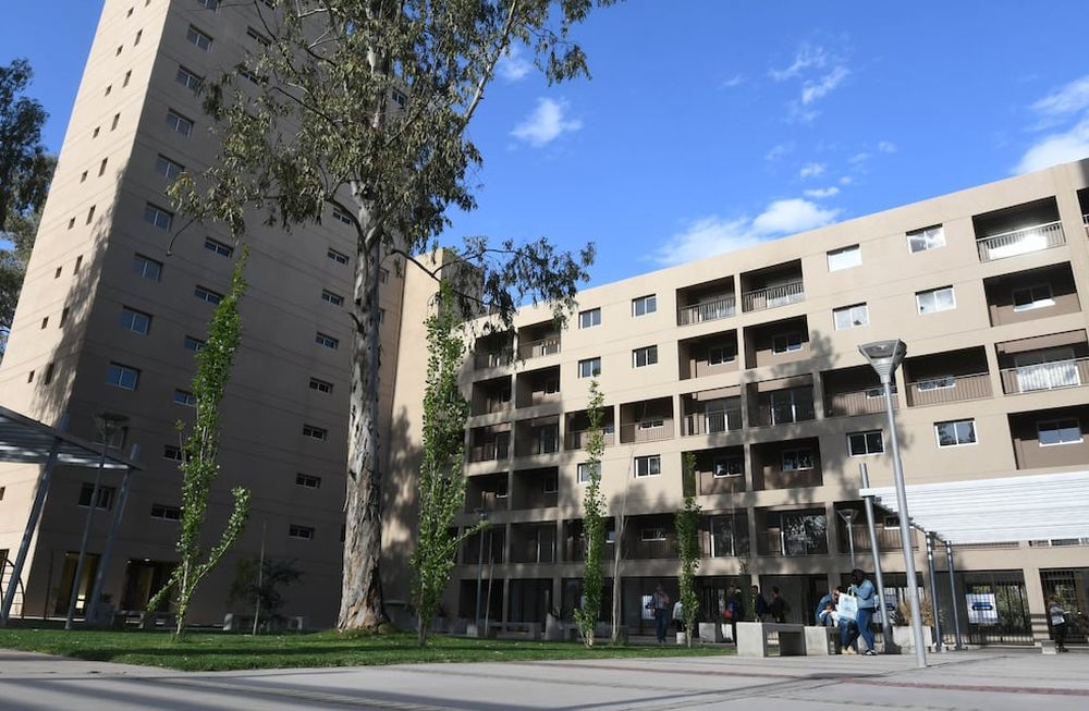 Un departamento de un dormitorio, compacto, con cochera”, que cuesta $11 millones, para una familia con ingresos de alrededor de $180.000  significaría el pago inicial de una cuota de $49.786 y el resto, ajustables por CVS.