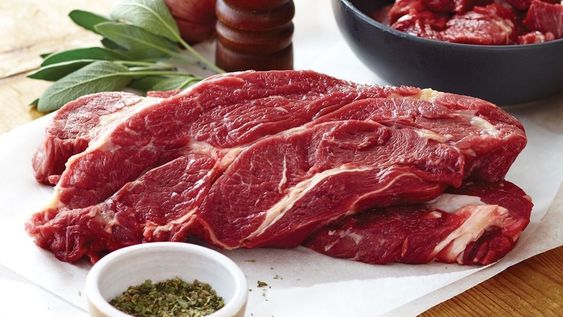 Esta carne no necesita una preparación complicada. Solo hay que dorarla en una sartén bien caliente y después se cocina con líquido.