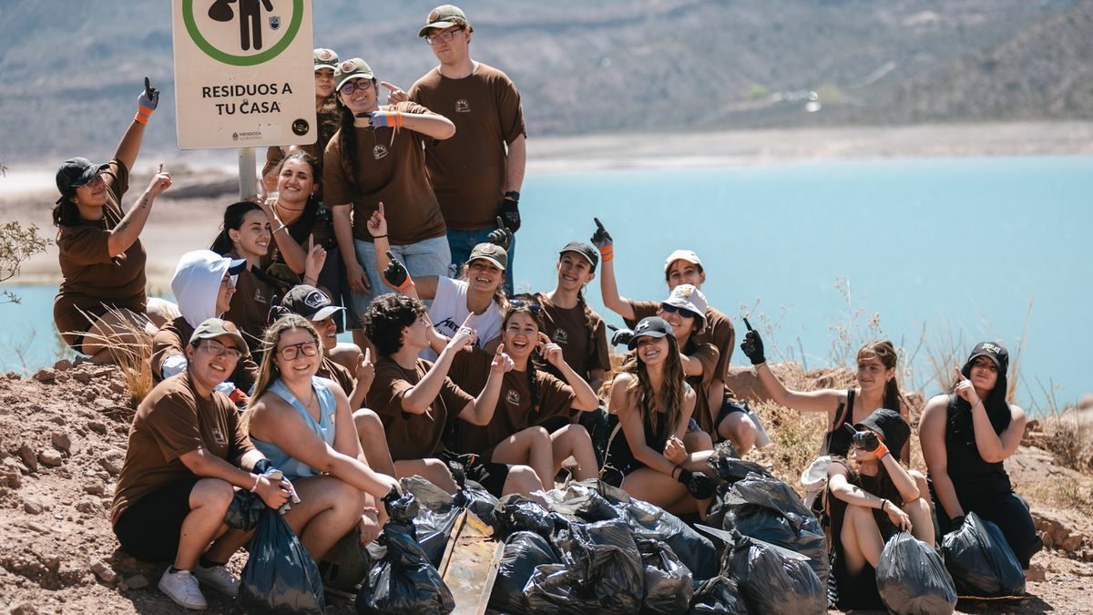 Voluntarios de Mendonarte limpiaron el dique Potrerillos en una jornada de trabajo comunitario