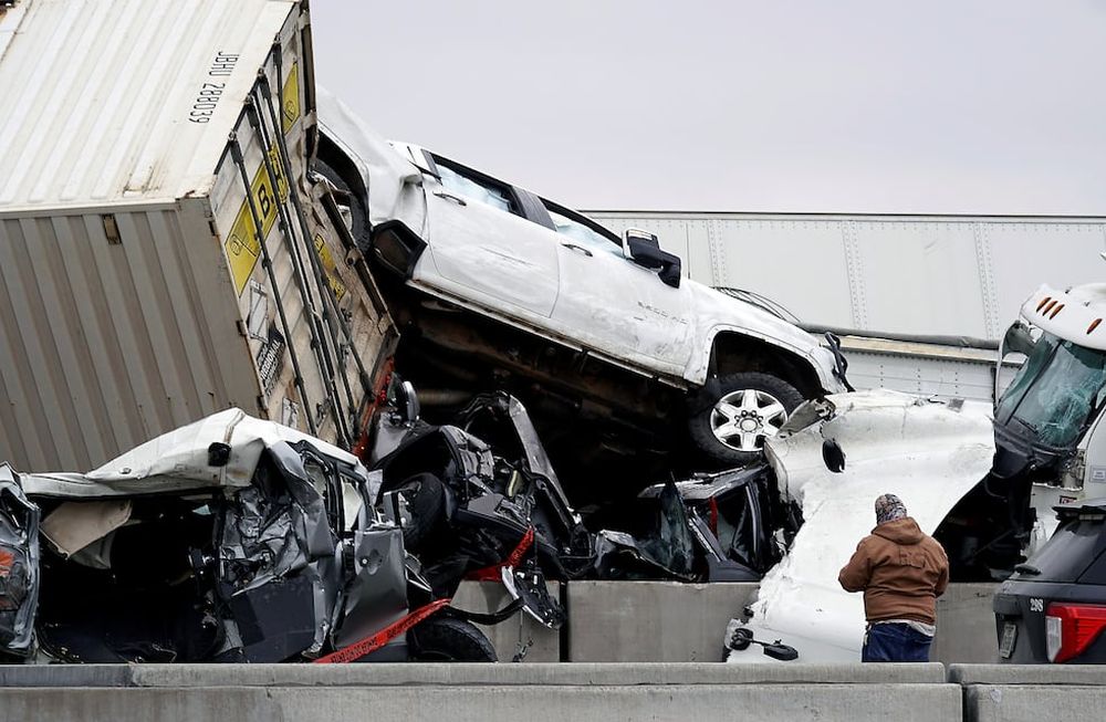 Un choque múltiple en texas, EE.UU., terminó en tragedia luego de que murieran al menos 5 personas producto a las condiciones de la carretera por el frío. AP