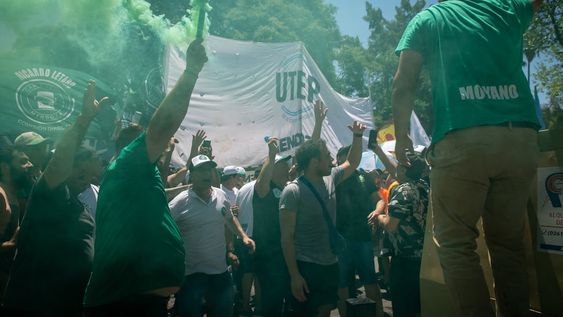 Multitudinaria marcha de sindicatos, movimientos sociales y fuerzas políticas en Mendoza contra las reformas laborales de MileiFoto: Ignacio Blanco / Los Andes