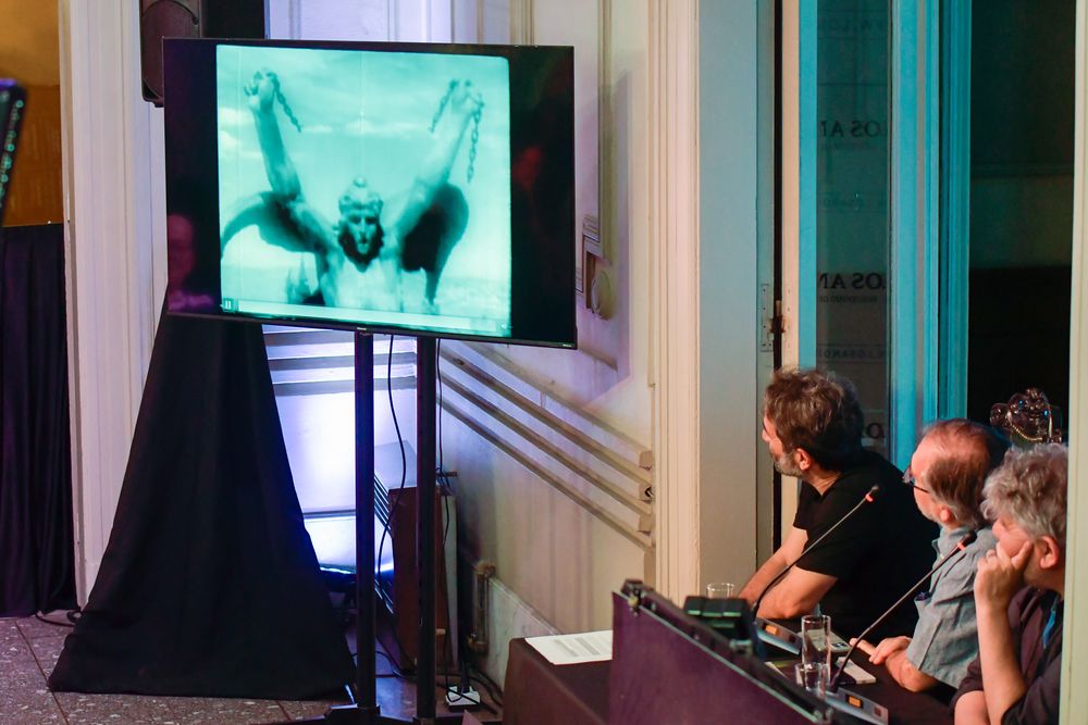 W cyklu Casa Histórica de Los Andes zwrócono szczególną uwagę na niepublikowane zapisy i anegdoty z książki Ozollo.