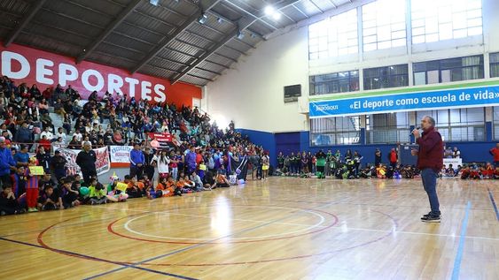 Stevanato dio el puntapié inicial a los torneos de fútbol del departamento. Foto: Maipú Municipio.