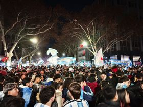 Miles de mendocinos coparon el KM 0 para celebrar el pase de Argentina a semifinales del Mundial 2026