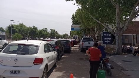 Filas en General Alvear para cargar combustible (Gentileza)
