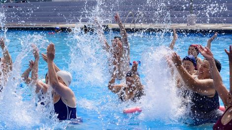 Personas mayores, niñas y niños y mascotas son más propensos a golpes de calor.