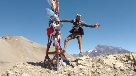 Los Andes | José Casas en el punto más alto de la travesía, el hito Internacional Piuquenes a 4380 metros sobre el nivel del mar. El sancarlino unió el Manzano Histórico y el Cajón del Maipo de Chile al trote en tiempo récord.