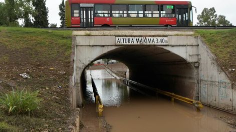 Clásica postal. El túnel que conecta al Unimev con el Shopping volvió a inundarse. Foto: Orlando Pelichotti / Los Andes