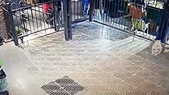 Un hombre agredió a una mujer en la estación de trenes, porque ella estaba limpiando el baño y le dijo que esperara. El momento fue captado por las cámaras de seguridad.