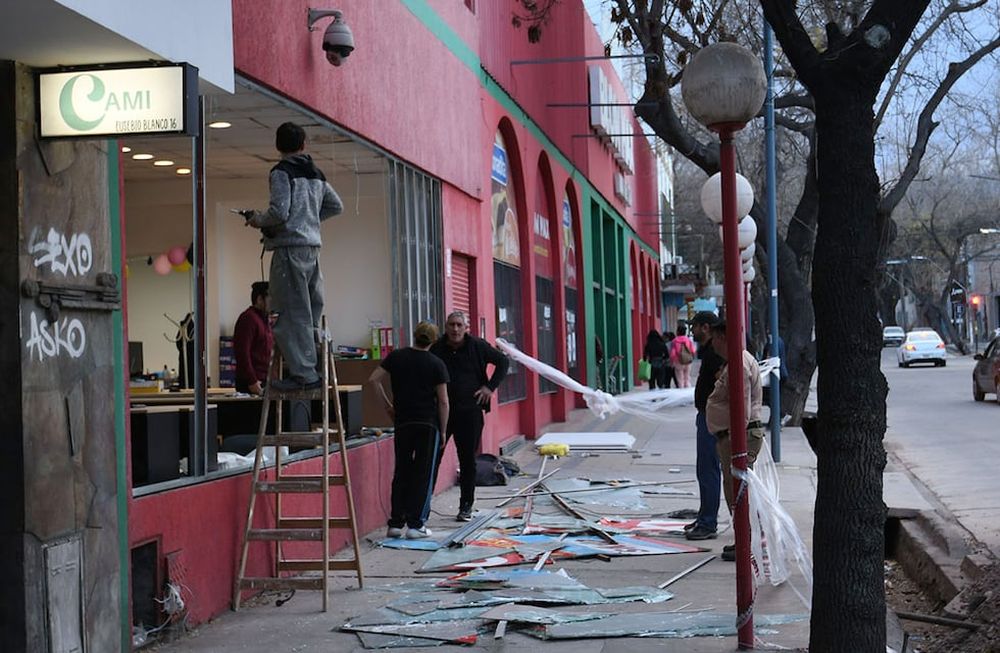 Mendoza 21 de julio de 2023 Viento Zonda en el Gran Mendoza provocó la caída de árboles y postes de luz entre otros destrozos. En el supermercado Blow Max se rompieron los vidrios de uno de los ventanales. Foto: Marcelo Rolland / Los Andes
