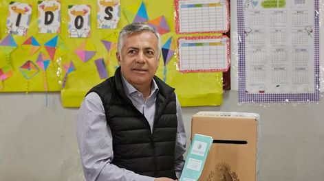 El gobernador de Mendoza, Alfredo Cornejo, votando en los comicios generales de 2023.