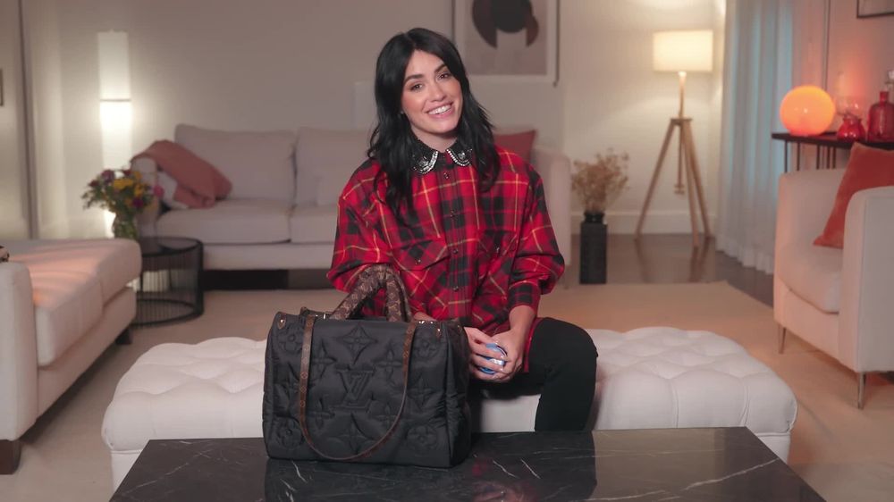 Lali con su cartera Louis Vuitton.