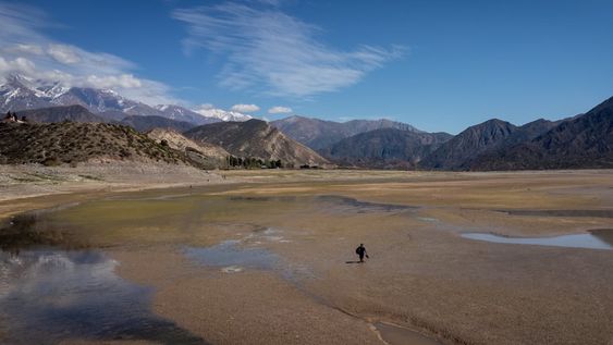 Crisis HídricaEl Dique Potrerillos se encuentra en los niveles más bajos de su historia.Mendoza tendrá en el próximo verano el menor caudal de agua de los últimos 30 años.Foto: Ignacio Blanco / Los Andes