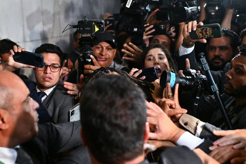 Diputados estuvieron a los empujones. Además, sacaron a la prensa del recinto. 