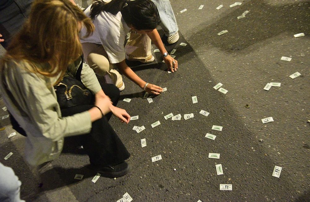 Los simpatizantes de Javier Milei se pusieron a limpiar tras los festejos. Foto: Pedro Castillo