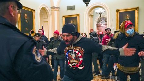 Los Andes | Simpatizantes del presidente Donald Trump se enfrentan a la policía del Capitolio en el pasillo afuera del recinto del Senado, el miércoles 6 de enero de 2021, en Washington. AP Foto / Manuel Balce Ceneta