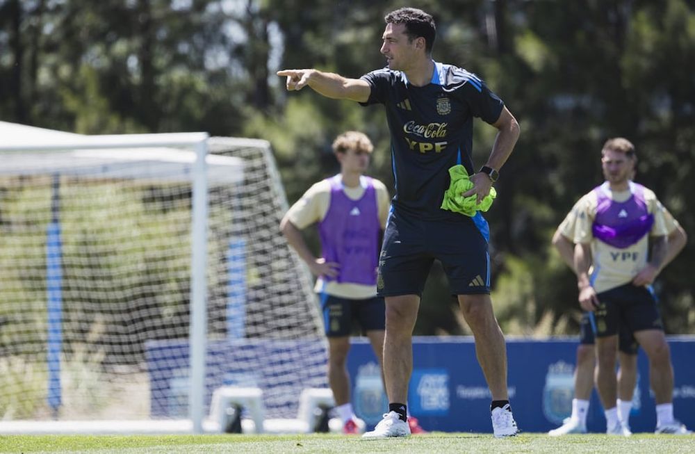 El DT de la selección analiza las variantes para suplir las bajas del plantel. (Foto: Prensa AFA).